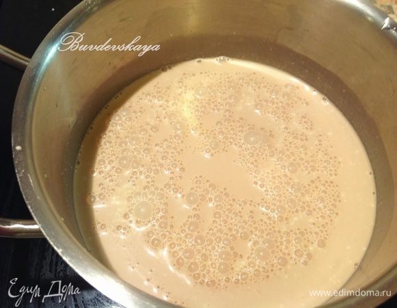 Переливаем наше молоко (250 гр) в чистый сотейник, добавляем сливки и тростниковый сахар и нагреваем на среднем огне почти до кипения (НЕ КИПЯТИТЬ !).