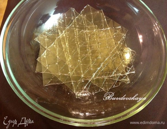 Желатин замачиваем в холодной воде на 10-15 минут (см. инструкцию на упаковке). Затем отжимаем его и добавляем в горячую молочную смесь. Тщательно размешиваем  ложкой или венчиком, чтобы желатин полностью растворился.