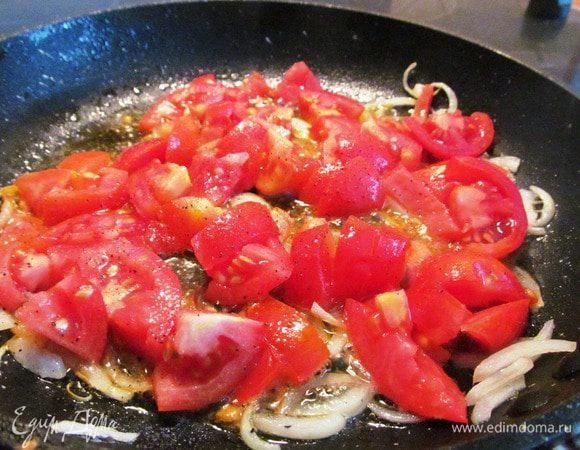 Помидоры режем не большими кусочками, отправляем к слегка румяному луку, солим (ХОРОШЕНЬКО) и перчим, накрываем крышку и тушим 15 минут. Из помидоров выйдет сок и получится великолепный соус. 