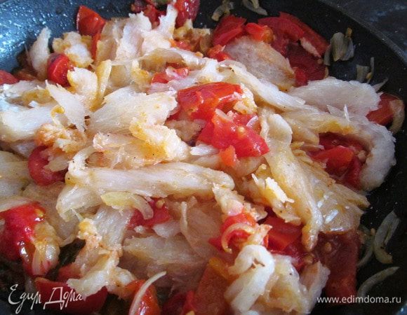 Треску режем на не большие кусочки и кладем к помидорам. Готовим 5 минут.