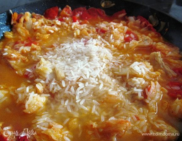 Добавляем рис и воду. Делаем медленный огонь и тушим до готовности 15 минут периодически помешивая.  Посыпаем свежей петрушкой. Приятного аппетита!