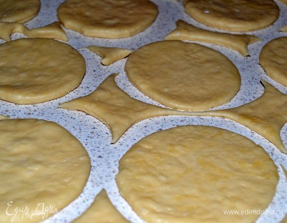 Дрожжи развести в теплом молоке.Яйцо взбить с солью.Добавить муку и влить молоко с дрожжами.Замесить тесто и оставить на 30 мин.При вымешивании теста я смазываю руки растительным маслом,так тесто не прилипает к рукам и нет никакой возможности пересыпать муки.Затем раскатать  и вырезать заготовки для шпеккухенов.