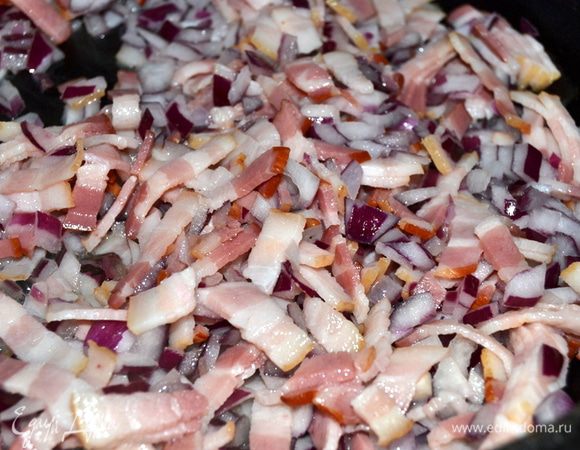 Бекон,лук и чеснок мелко нарезать и обжарить на сковороде в оливковом масле.