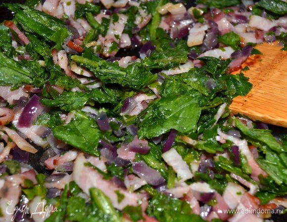 В сковороду добавить шпинат и обжарить все вместе, до мягкости шпината. Остудить.