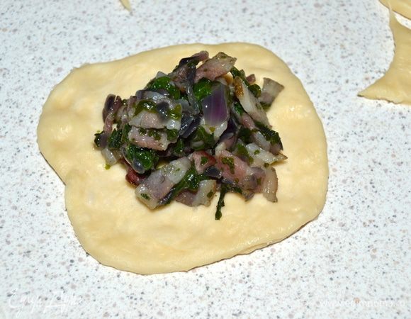 В серединку каждого кружка выкладываем ложку начинки.