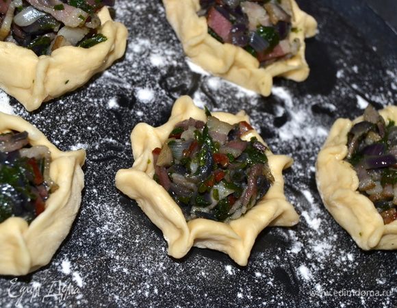 Края приподнять и защипать, чтобы получилось подобие ватрушки, я же сделала в виде калиток.