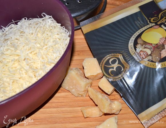 Сыр Джюгас натереть на мелкой терке.