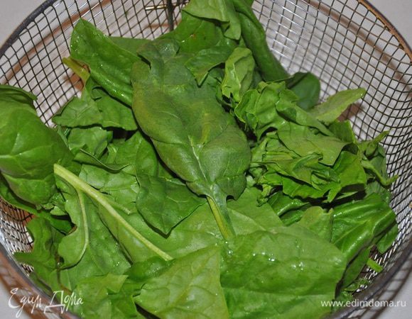 Шпинат сначала обдать горячей (кипятком) водой и сразу же промыть холодной водой и дать стечь воде. (шпинат станет мягче и скукожится, уменьшится в размерах) Тонко нарезать.