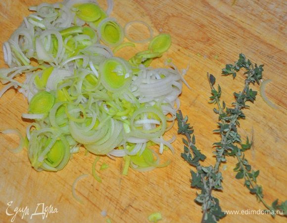 Лук порей помыть и тонко нарезать кольцами, оборвать с веточек листья тимьяна,
