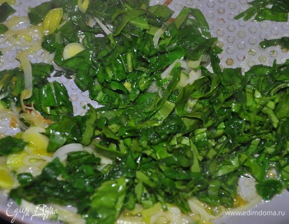 Добавить к луку шпинат, все хорошо протушить до испарения жидкости, затем отставить в сторону и остудить.