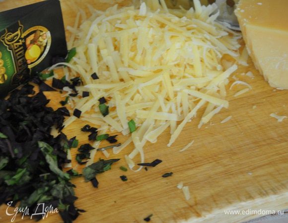 Сыры Джюгас натереть на треке, листья базилика порубить