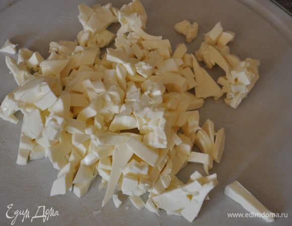 Сыр фета раскрошить.