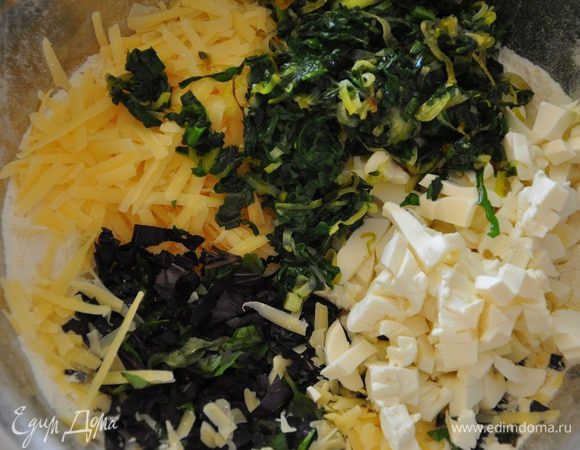 Муку с разрыхлителем просеять в чашку, смешать с сырами, фетой, шипнатом и базиликом, все перемешать тщательно.