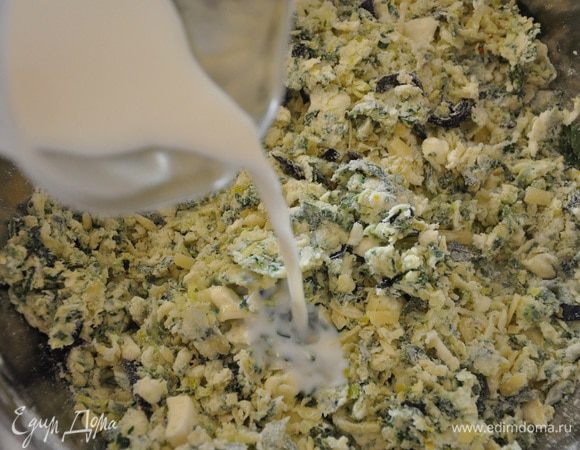 Влить в мучную массу молоко, но вливать по частям, возможно молока потребуется меньше, 