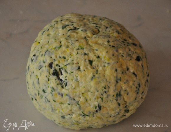 Замесить мягкое тесто.