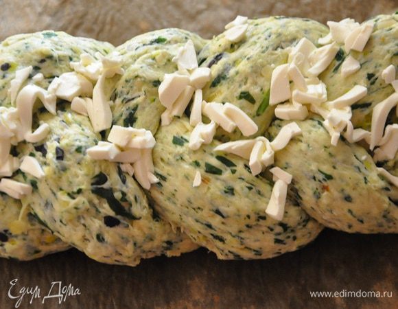 Заплести и посыпать крошками феты.