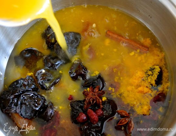 В кастрюльку положить все сухофрукты, специи, цедру и сок апельсина и воду (если используете, ликер...). Все перемешать и на небольшом огне довести до кипения. Уменьшить до минимума огонь и накрыть крышкой.