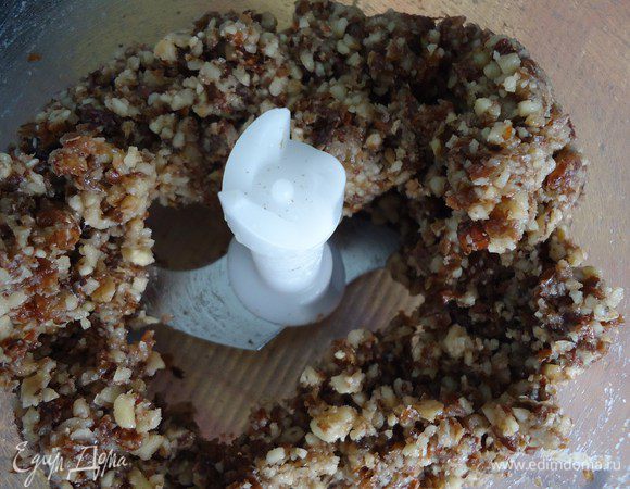 Измельчить изюм и грецкие орехи в блендере.