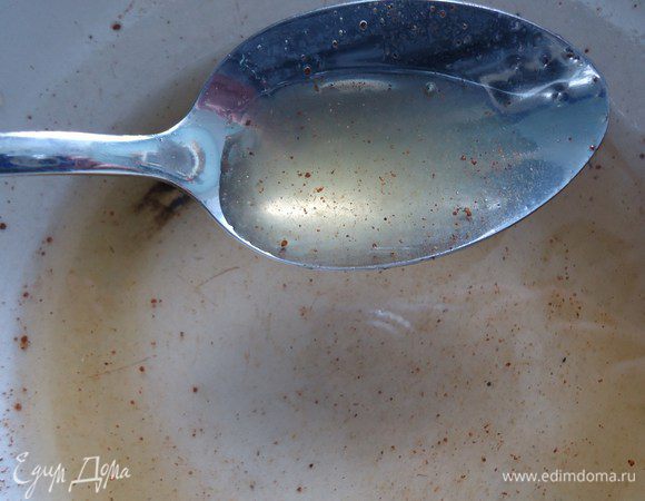 Если мед густой, как в моем случае, то его нужно растопить. Затем выжать в мед сок одного лимона, добавить по щепоточке имбиря и корицы, перемешать.