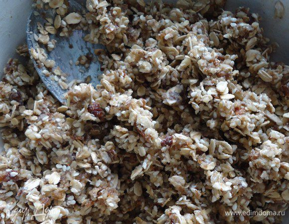 Смешать медовую массу с измельченными изюмом и орехами, добавить муку и овсяные хлопья, все перемешать. Смесь получается довольно рассыпчатая.