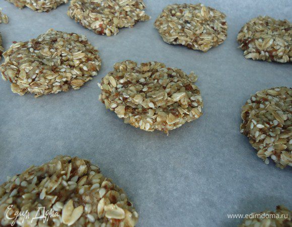 Сформировать печенье руками, выложить на пергамент, выпекать 20 мин. при температуре 180 градусов. Можно наслаждаться и не толстеть!:)