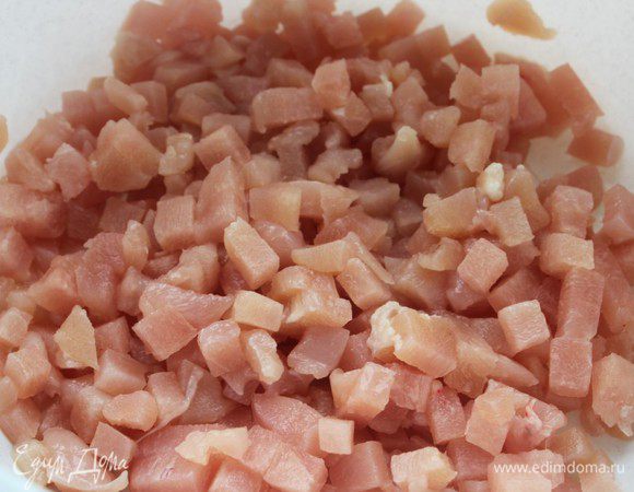 Куриное филе нарезать мелким кубиком.