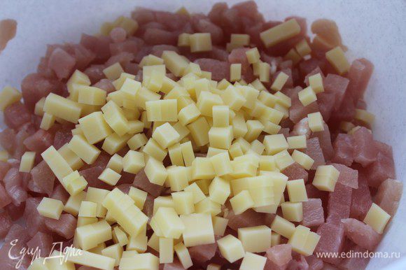 Сыр Джюгас также нарезать мелким кубиком, добавить к мясу.