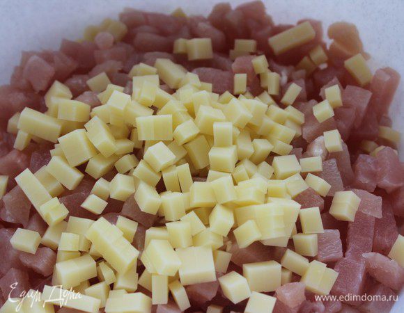 Сыр Джюгас также нарезать мелким кубиком, добавить к мясу.