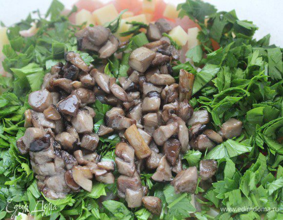 Грибы помыть, почистить нарезать мелко и обжарить на оливковом масле 5 минут. Добавить к фаршу и хорошо перемешать.