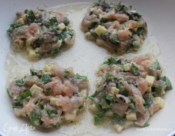 При помощи столовой ложки выкладываем фарш на разогретую сковороду. Жарить на среднем огне до румяной корочки по 5 минут каждую сторону под закрытой крышкой.