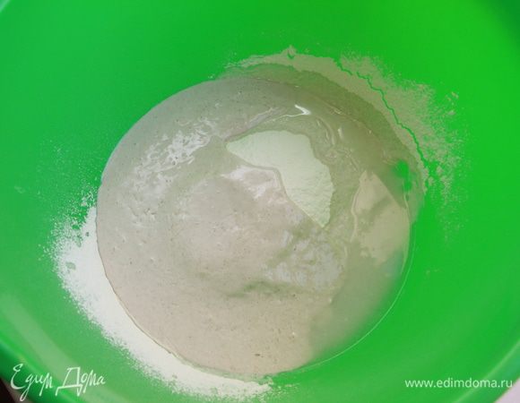 Закваску предварительно достать из холодильника, добавить 1 стакан муки и 0,5 стакана тёплой воды. Смешать. Дать постоять 30 минут. Если используете дрожжи - развести дрожжи тёплой водой, дать время постоять.