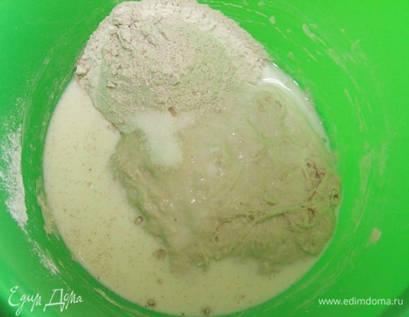 Добавить к основной массе второй стакан муки, молоко, сахар.