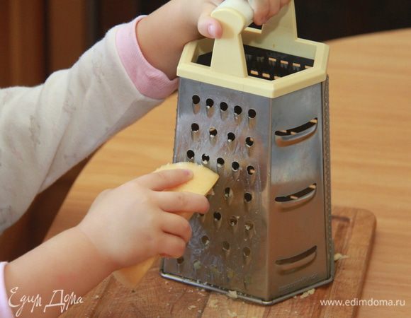 Пока тесто отдыхает, натереть сыр (хорошо, когда есть помощники))).