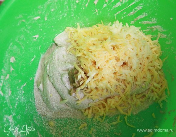 Добавить к тесту сыр, горчицу, чеснок, соль. Хорошенько вымесить.