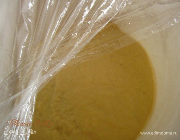 Тесто:
Тесто можно замесить вручную или же в комбайне. Взять 250 г муки добавить яйцо, соль, воду перемешать. Добавить растительное и сливочное масло. По мере необходимости добавлять муку, замесить мягкое не липкое тесто. Поставить в глубокую посуду, накрыть пленкой, оставить на 20-30 минут тесто отдыхать.
Как вариант можно взять упаковку годового бездрожевого слоеного теста или тесто фило. Тогда у вас получится максимально быстро приготовить штрудель!