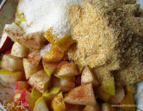 Начинка. Яблоки и груши разрезать, удалить сердцевинку, порезать средними кусочками. По желанию можно очистить от шкурки. Добавить сахар, корицу, мускатный орех, оставить на 15-20 минут настаиваться. Перед выпечкой добавить сухари.
Духовку разогреть до 180 градусов.