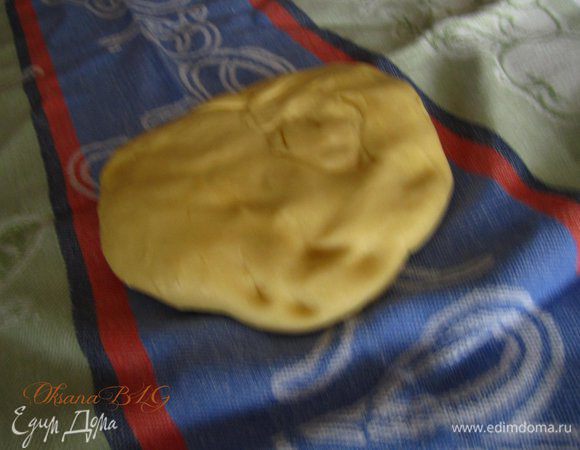 Отдохнувшее тесто выложить на ткань, немного раскатать.