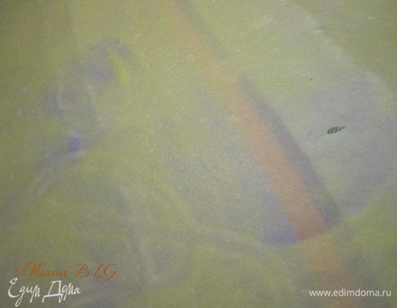 Затем, по кругу растянуть тесто. Делать это нужно аккуратно. Если тесто правильно замешано оно с лёгкостью будет тянутся до прозрачности.