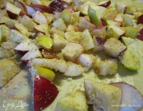 Выложить начинку.