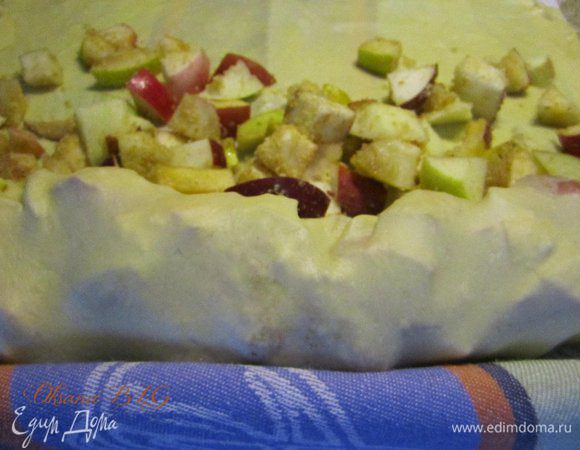 Аккуратно поднимая ткань, свернуть штрудель.