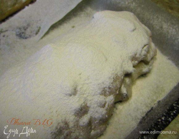 Теплый штрудель посыпать пудрой.