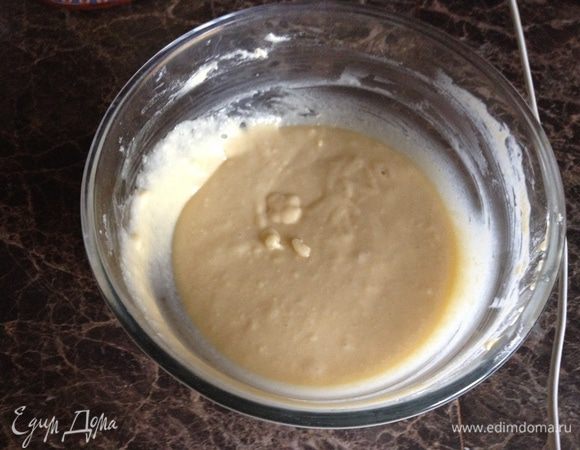 Добавить яйца, ванилин, разрыхлитель, муку, молоко - перемешать, получается тесто, чуть гуще чем для оладьев