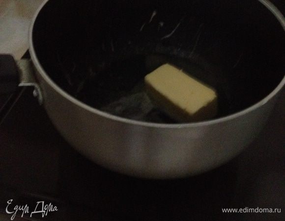 Карамель - растапливаем масло и сахар, помешивая