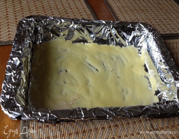 Форму (обратите внимание, что силиконовая не подойдет, так как потом ее нужно будет ставить на огонь) застилаем фольгой, распределяем получившуюся массу-карамель.