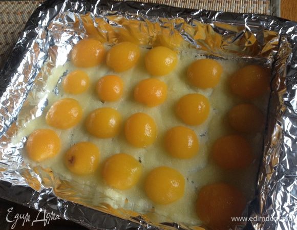 Сверху на карамель выкладываем половинки персиков/абрикосов, срезами вниз