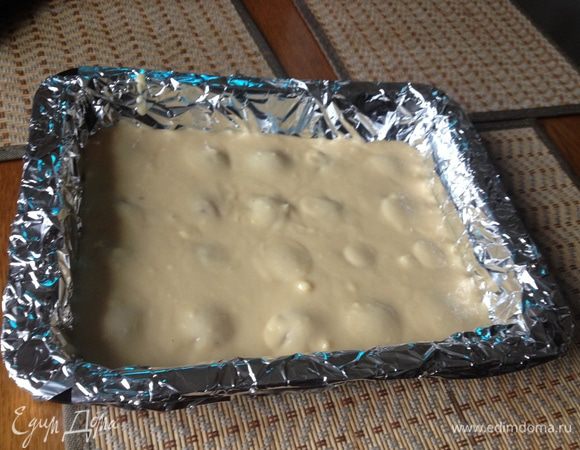 Сверху аккуратненько столовой ложкой выкладываем тесто