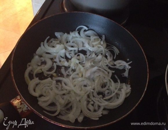 Лук режем полукольцами и обжариваем на раст.масле до золотистого цвета