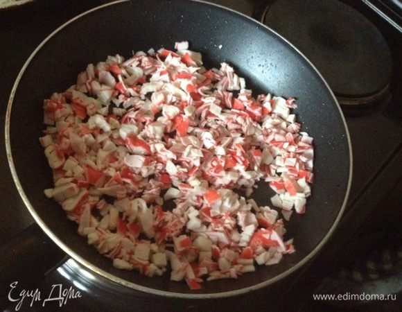 Крабовые палочки режем и обжариваем