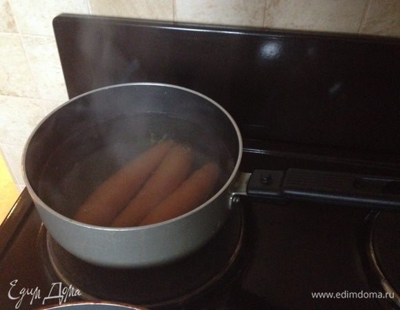 Морковь варим в мундире, чистим и трем на крупной терке