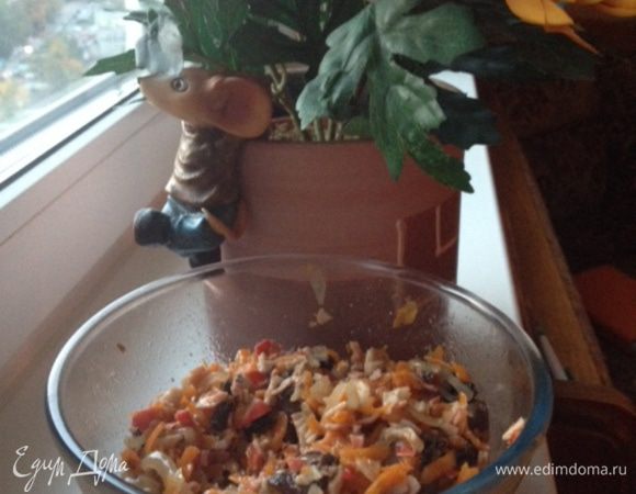 Все смешиваем. Если при обжарке масла было много - то салат только солим и перчим, а если нет - то можно еще добавить 2 ст.л.оливкового масла. Также можно добавить укроп.
Приятного аппетита!